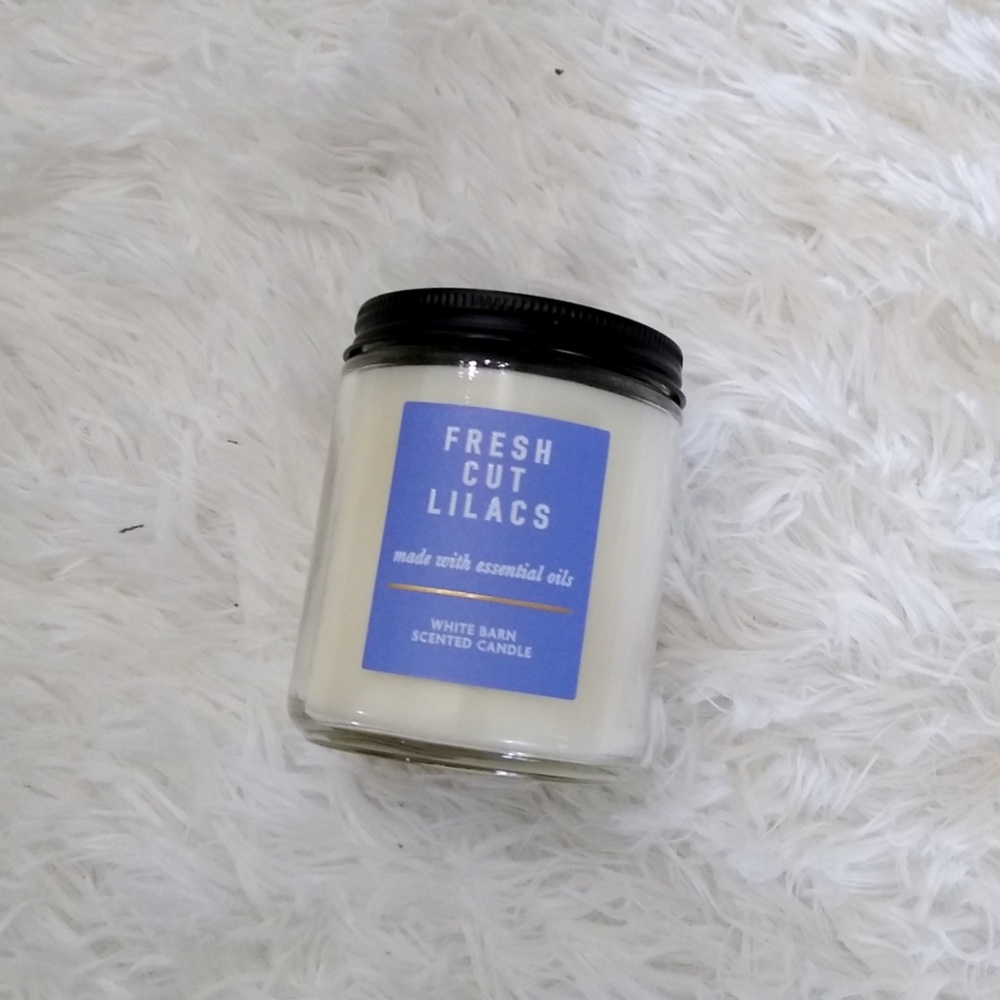 New White Barn Fresh Cut Lilacs Candle 7 oz